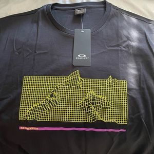 NWT Oakley Black Hydrolix Topographical Mountains Mens T-Shirt Size L